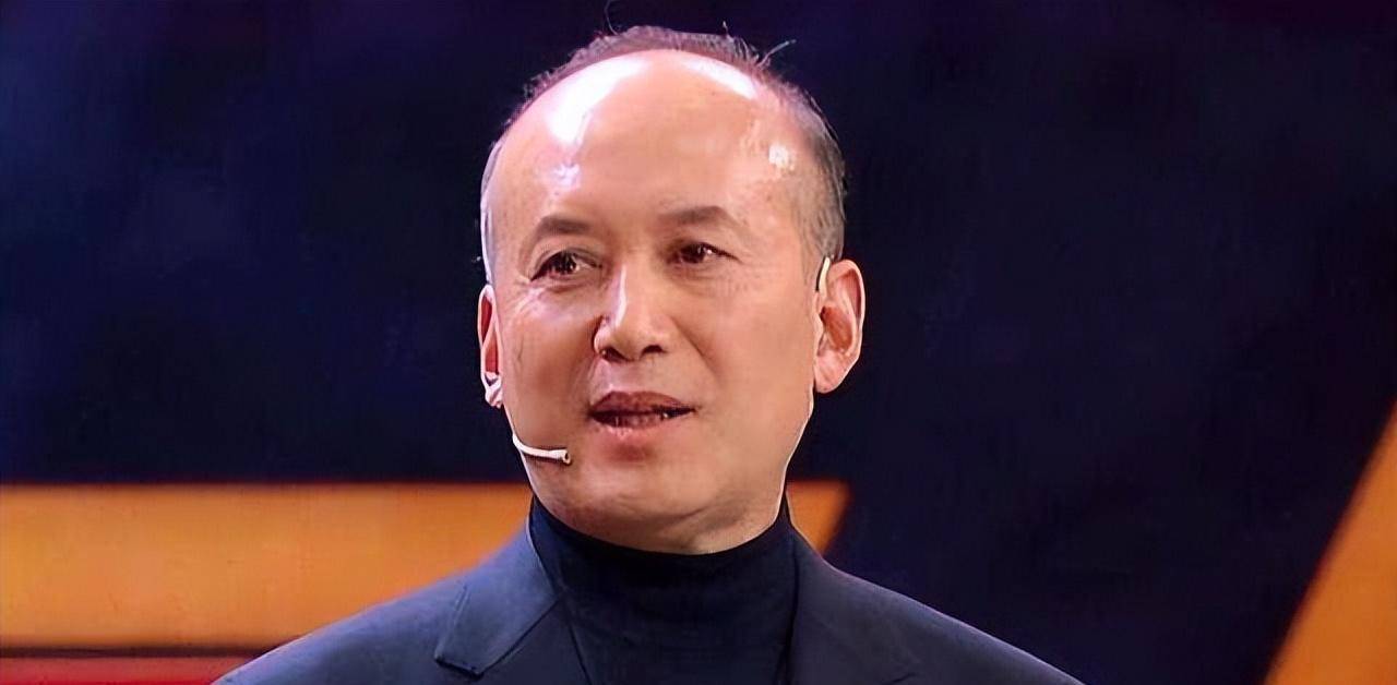 活成"人间清醒"的郭达,给"捞钱扮嫩"的老艺术家狠狠上了一课