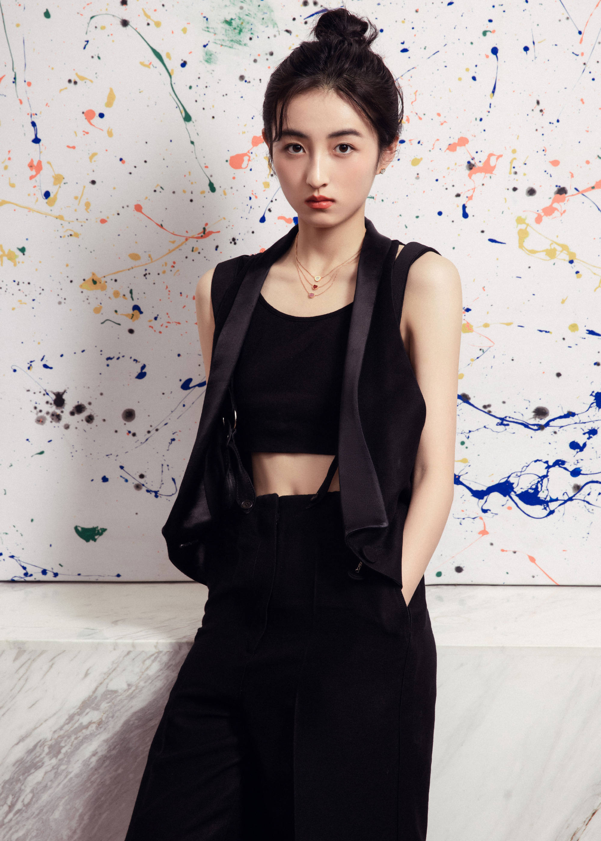 张子枫穿黑色背心小秀蛮腰 目光坚定尽显英气潇洒