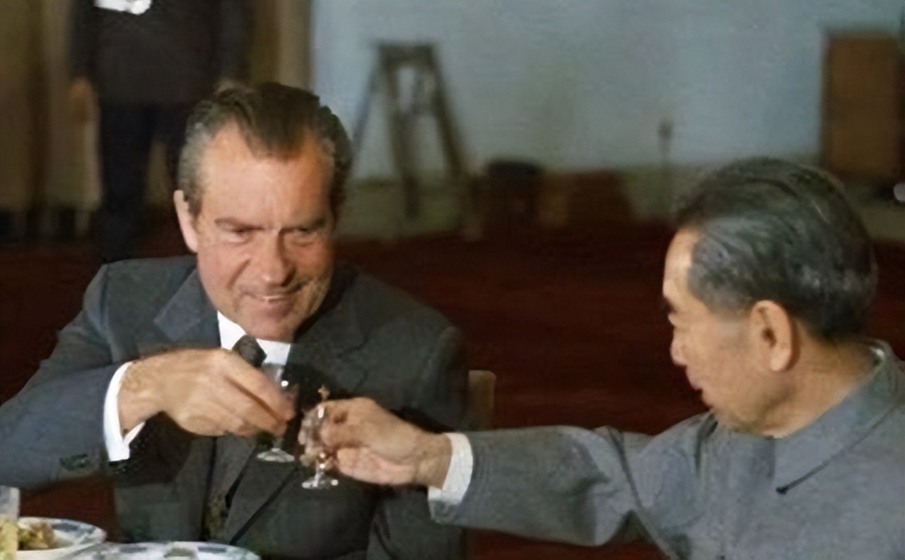 美丽的亚美利加(1972年尼克松结束访华后，带回去几瓶茅台，结果差点把白宫烧了)