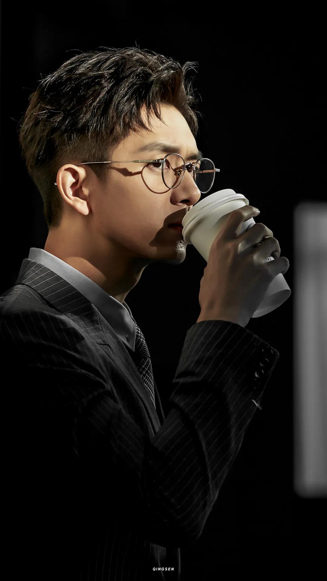 李现 演员 明星 帅哥 腹肌 竖屏壁纸