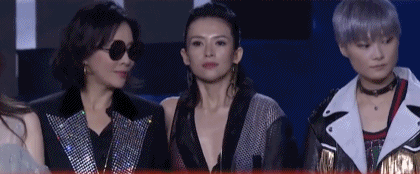 娱乐圈最精彩的戏，都在明星的微表情里，那信息量太大，我不能笑