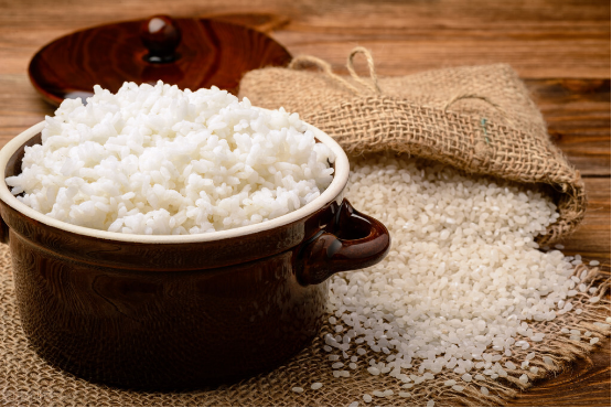 煮米饭时，别直接加水下锅，牢记3个技巧，米饭香软，颗粒分明