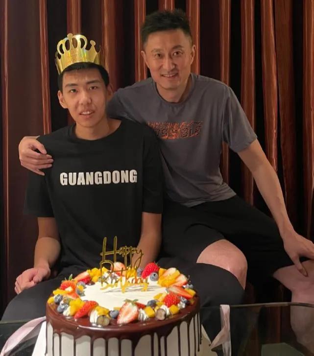 李炎哲22 8(得中锋者得天下？盘点国内00后的新生代潜力中锋)