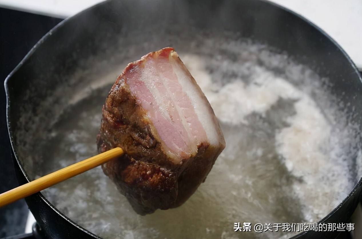 晒干的腊肉最忌直接炒，想要又香又嫩还不咸，下锅前要多做这2步