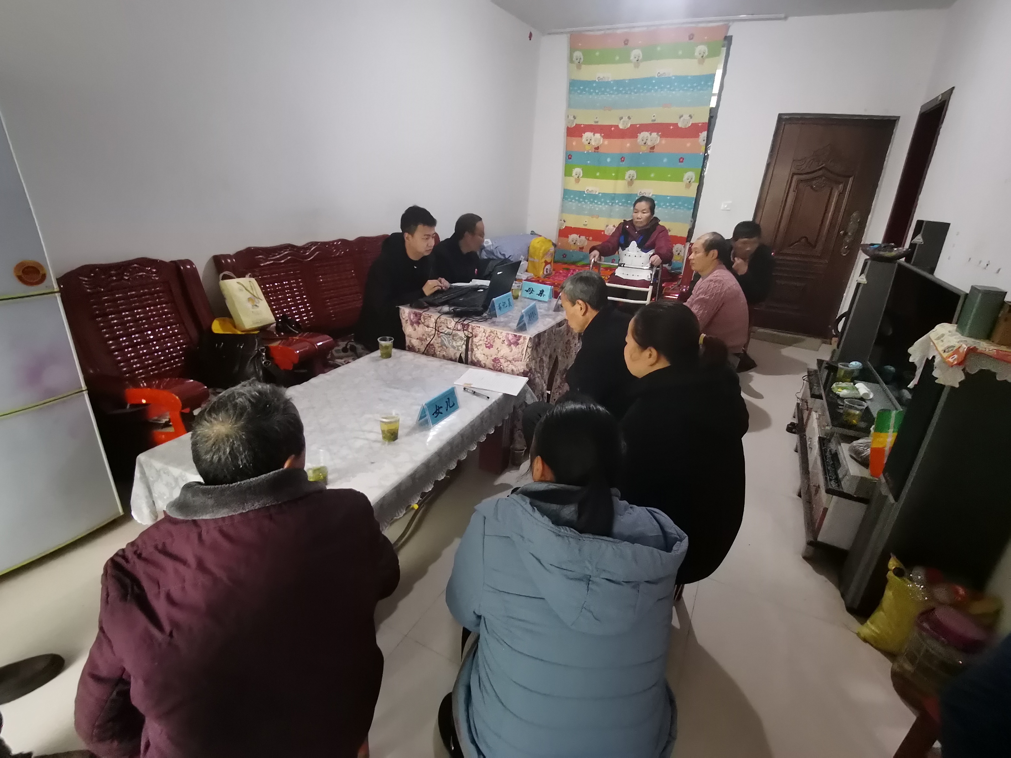 西乡法院：赡养老人起纠纷 上门调解唤亲情