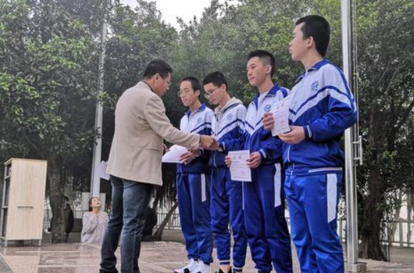 女学生带防狼喷雾上学，男同学误用后伤人，引热议：女同学错了吗