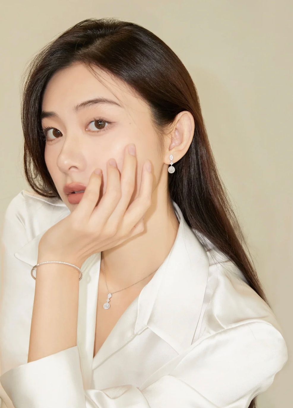 见过世面的女人手腕上不会空着，该戴手表还是手镯，得分清这3点