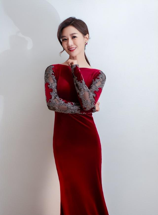 我國的足球運動員有哪些（國足球員個個富得流油，太太團美麗大方，李鐵事件只是冰山一角）