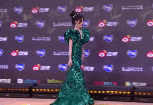 当“小个子女星”与高挑女星红毯撞衫，单看挺美，一对比高下立见