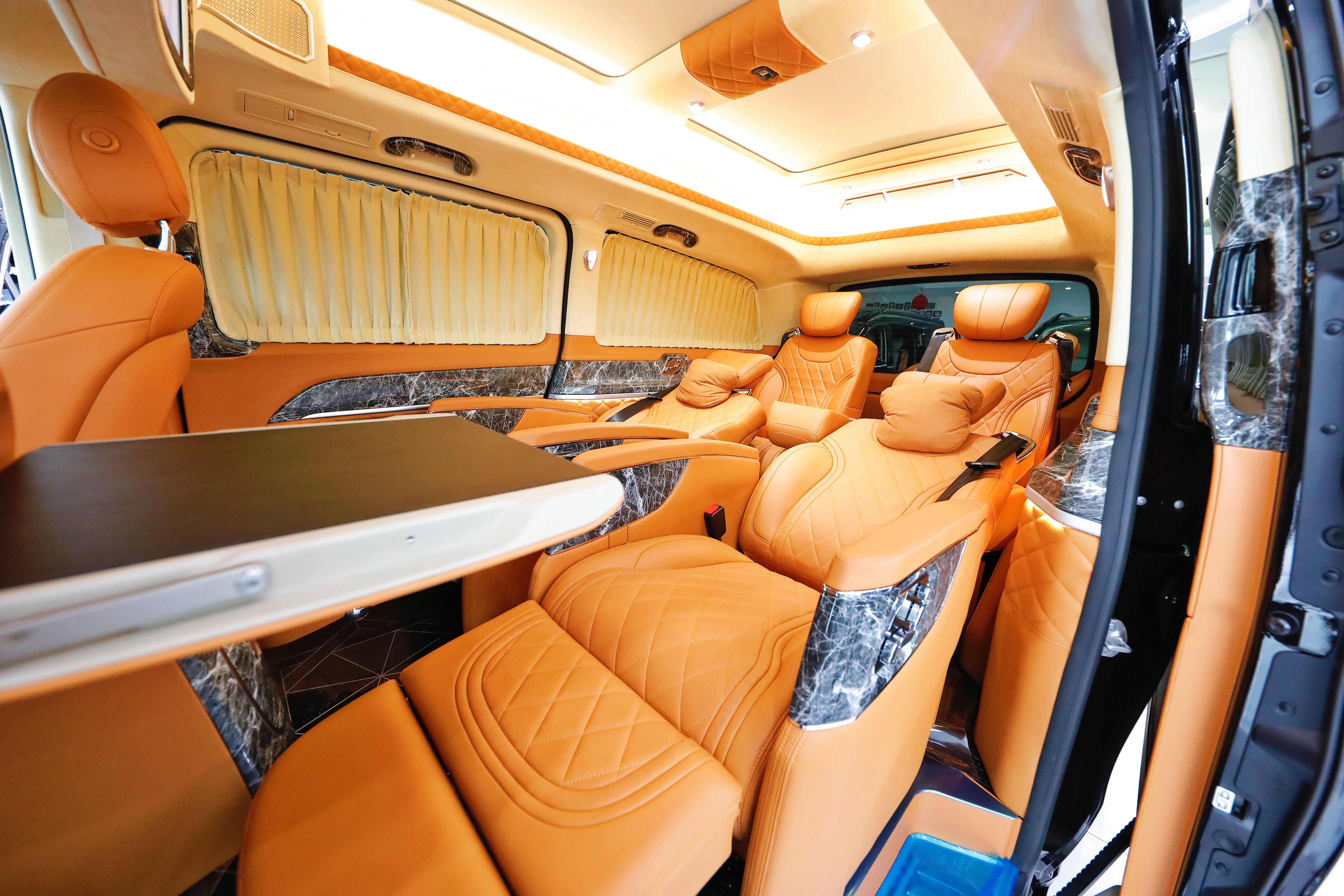 体验奔驰v级旗舰保姆车!头等舱座椅能变床,真比埃尔法更舒服?