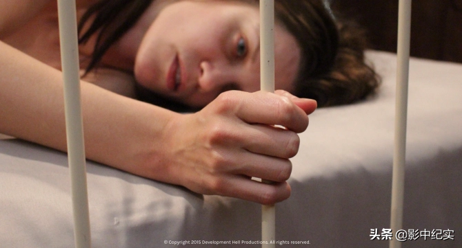 她被下药囚禁到地下室，当众多人性奴，报警后英国警方：你穿多少