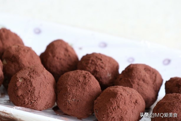法国松露巧克力(爆好吃巨简单，在家就可以做的黑松露巧克力。看完一遍就会做了)