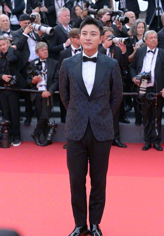 电影节的赞助品牌中,有一个是他的合作对象,也就是说贾乃亮此次前往