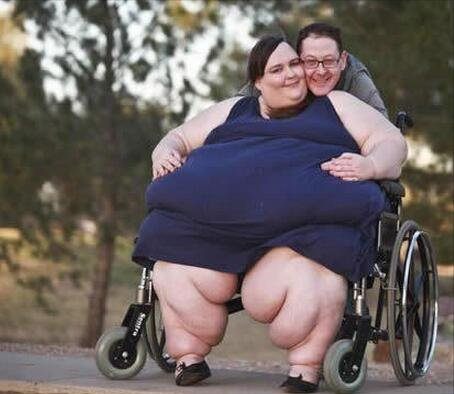 担心他的身体状态(美国女子体重1450斤被富豪看上,生下两子身体健康,梦想是达到1吨)