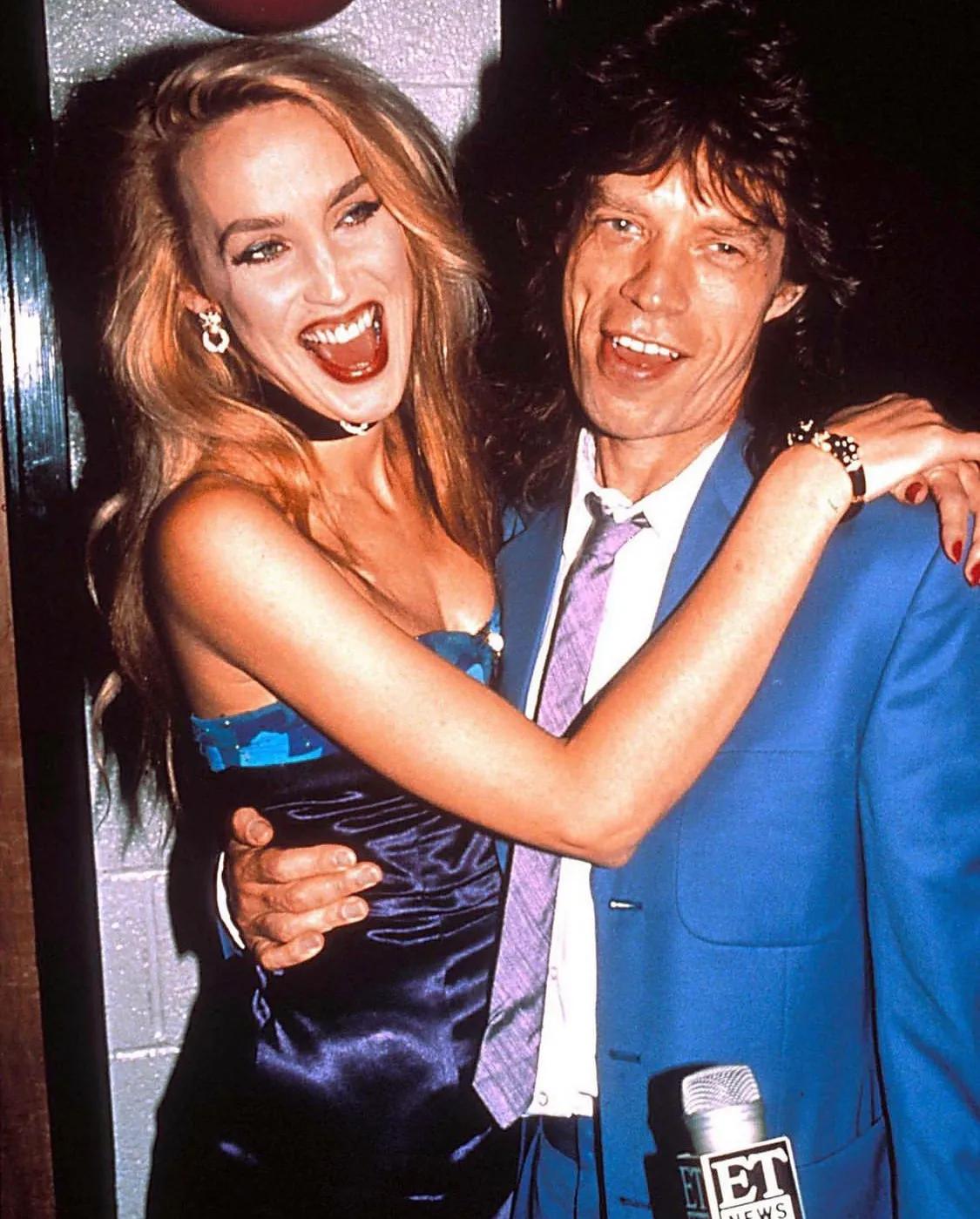 邓文迪91岁前夫默多克要离婚，妻子年轻时随身带婚纱求嫁摇滚巨星