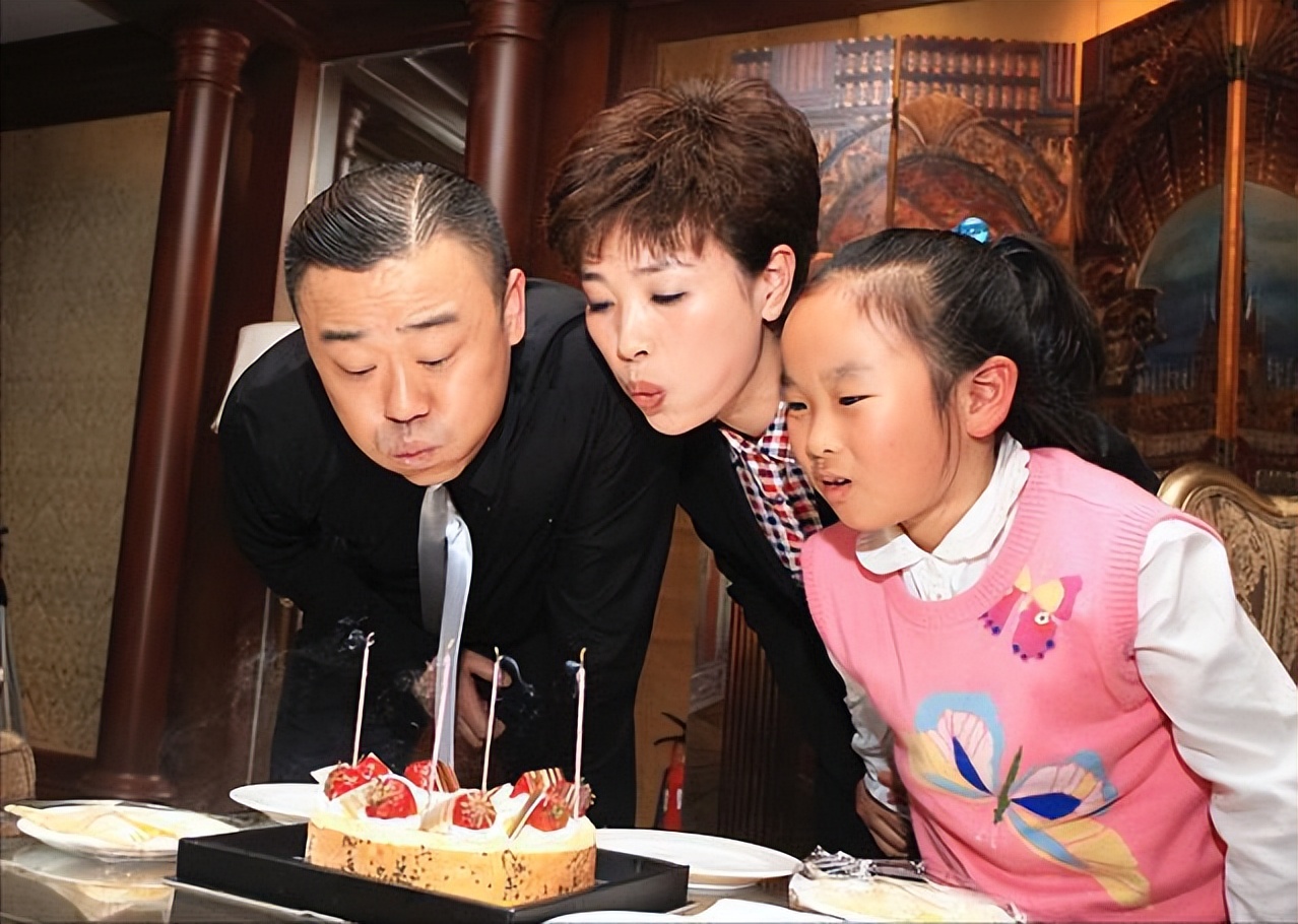 温州富豪胡洁：前夫贪污获刑16年，二婚带娃嫁周立波，送上保时捷