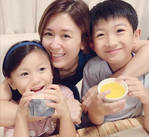 TVB两大甜妹命运各异，唐宁离婚带两娃苦求工作，文颂娴却很幸福