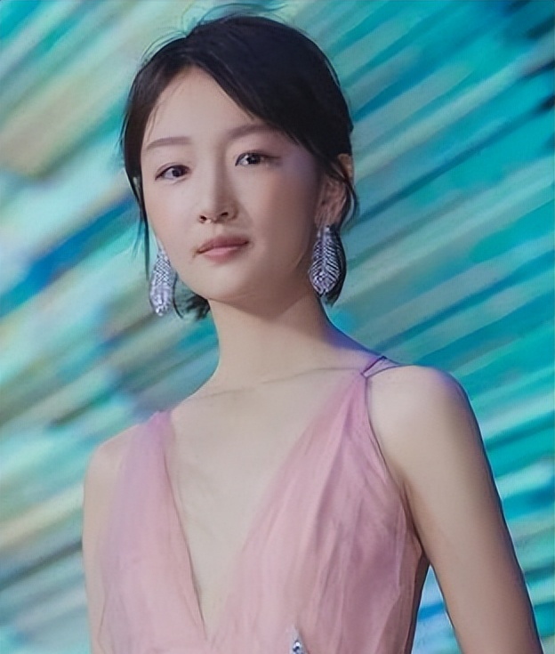 周冬雨玩性感有多尴尬?明明条件有限,却"执意"要露点啥出来?