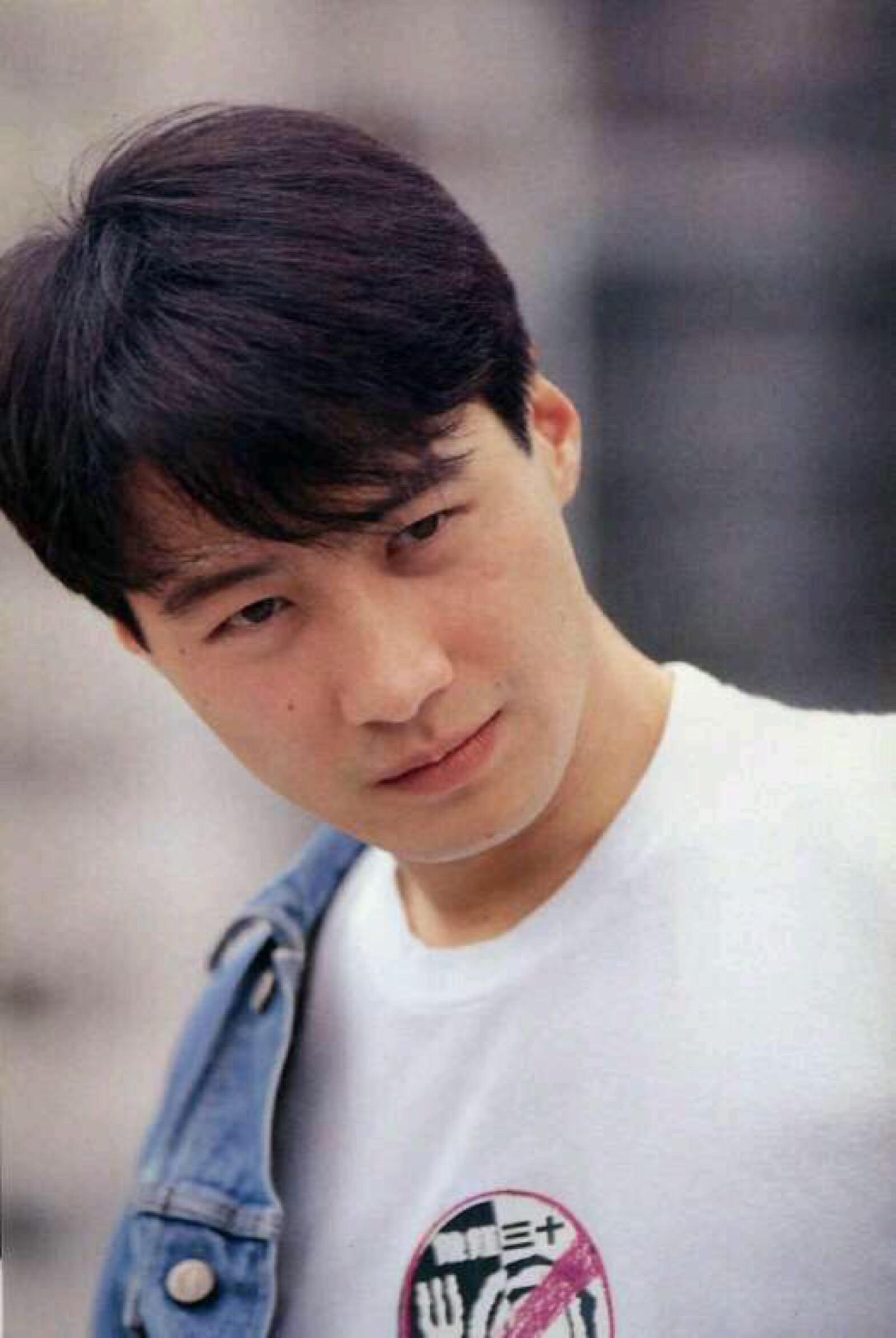 黎明出道后的第一篇专辑《相逢在雨中》就火遍了当时的香港和南亚.