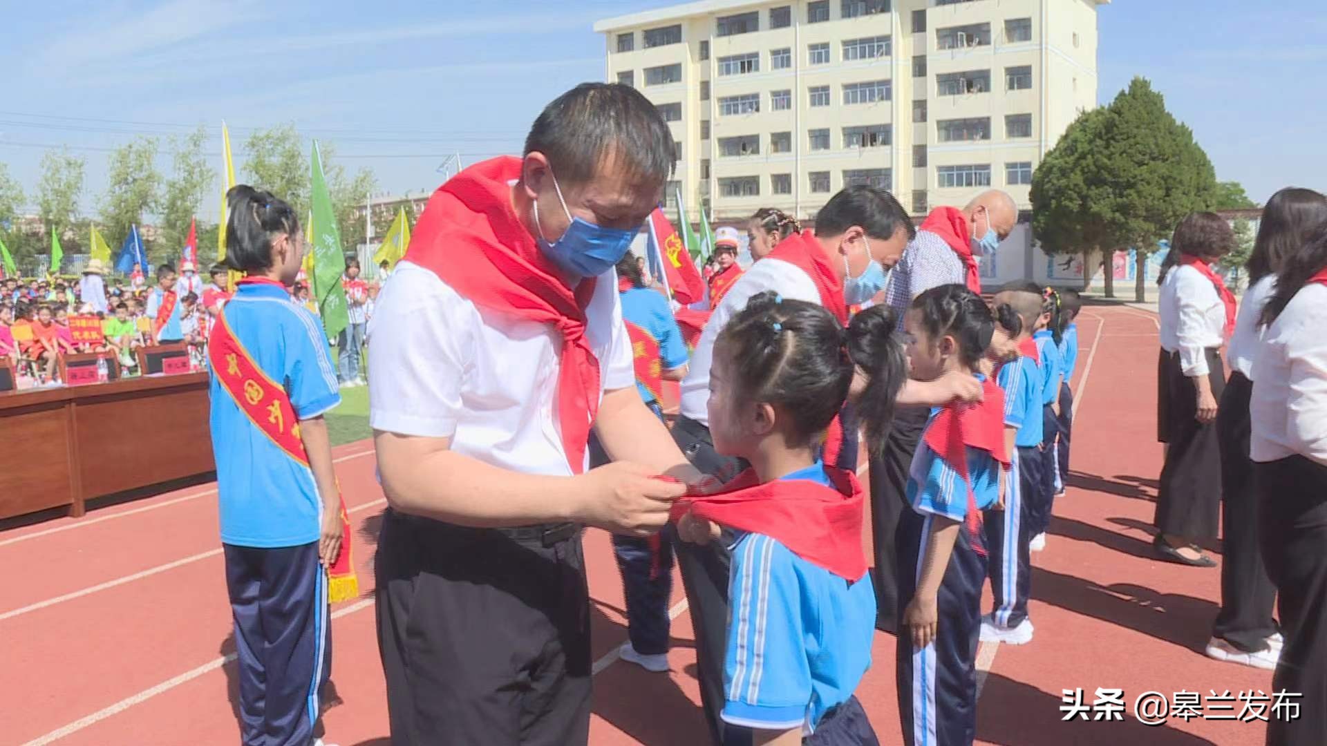 �������Ĵ�����쵼��ʦ����ͬ��ף������һ�����ʶ�ͯ��