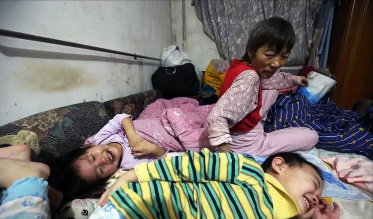 2010年36岁儿子不结婚，56岁母亲为传宗接代，直接自己生下双胞胎