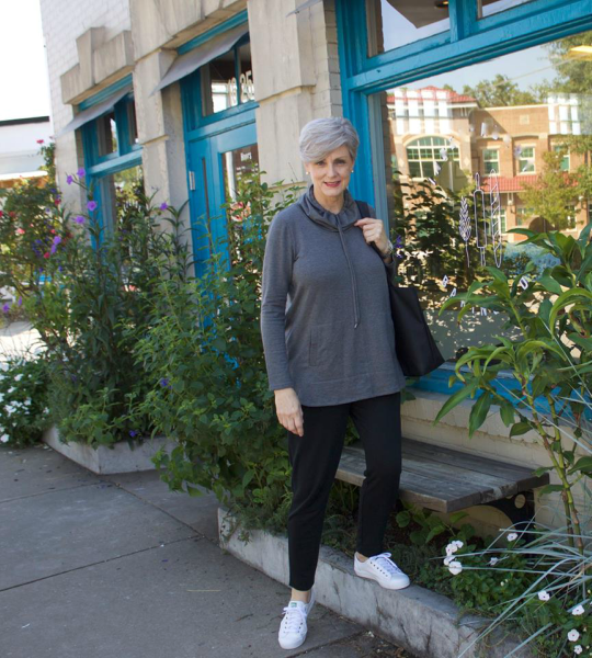 衣品好的女人不怕老，瞧这位身材微胖的白发奶奶，气质远超同龄人