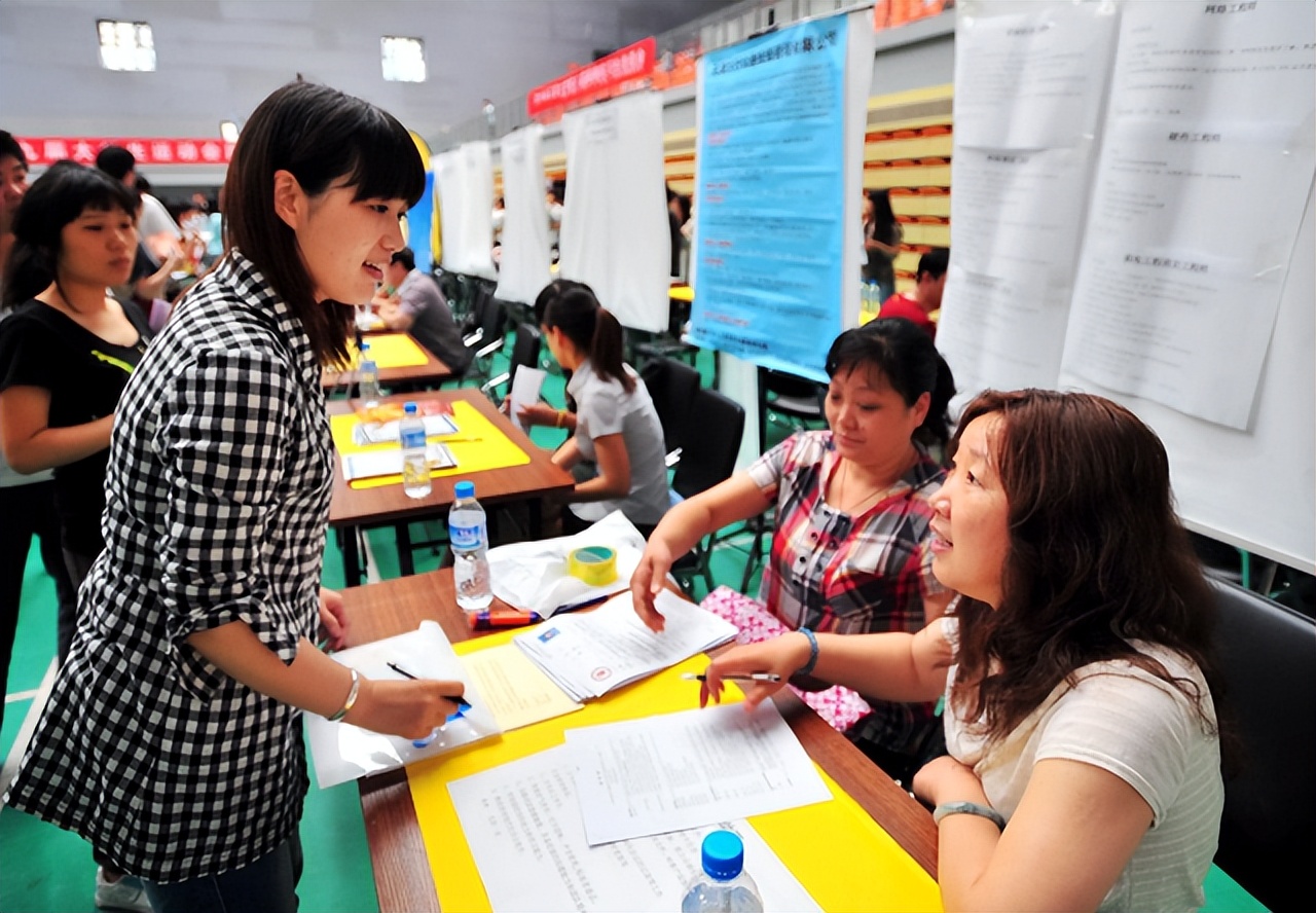 2022级毕业生迎来好消息，国务院发布通知，就业压力将明显缓解