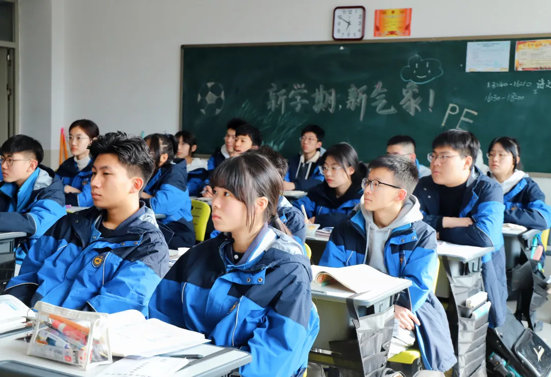 初春开学季，学子返校时