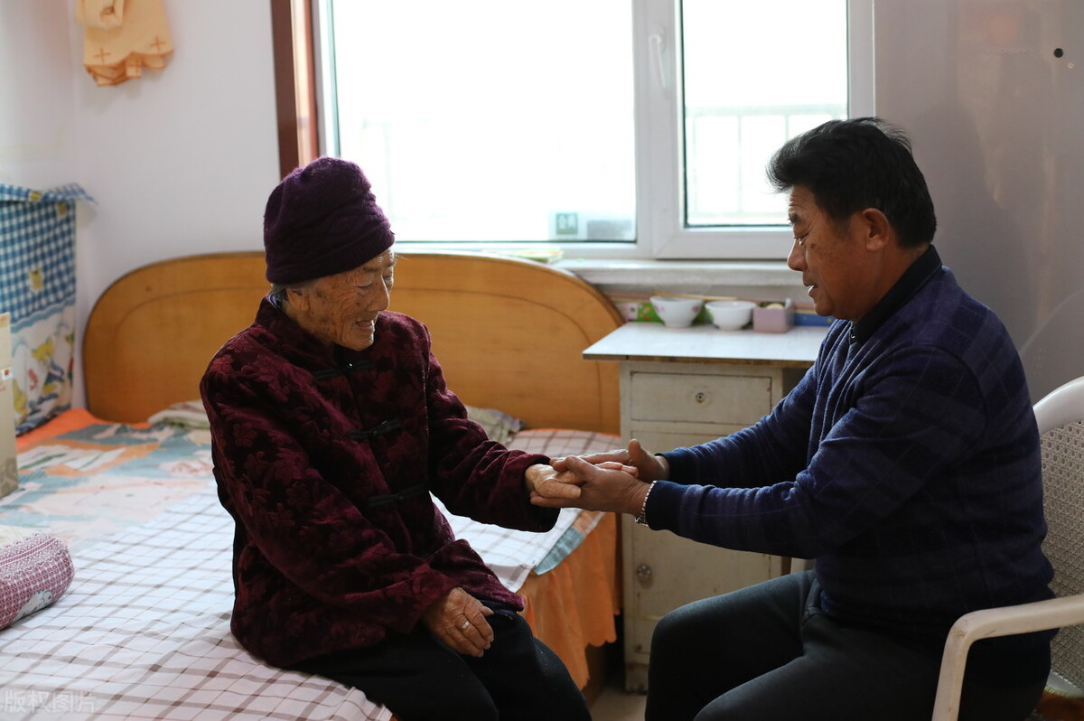 82岁看透亲情：血缘虽在，情淡如烟，唯余独自守岁月静好