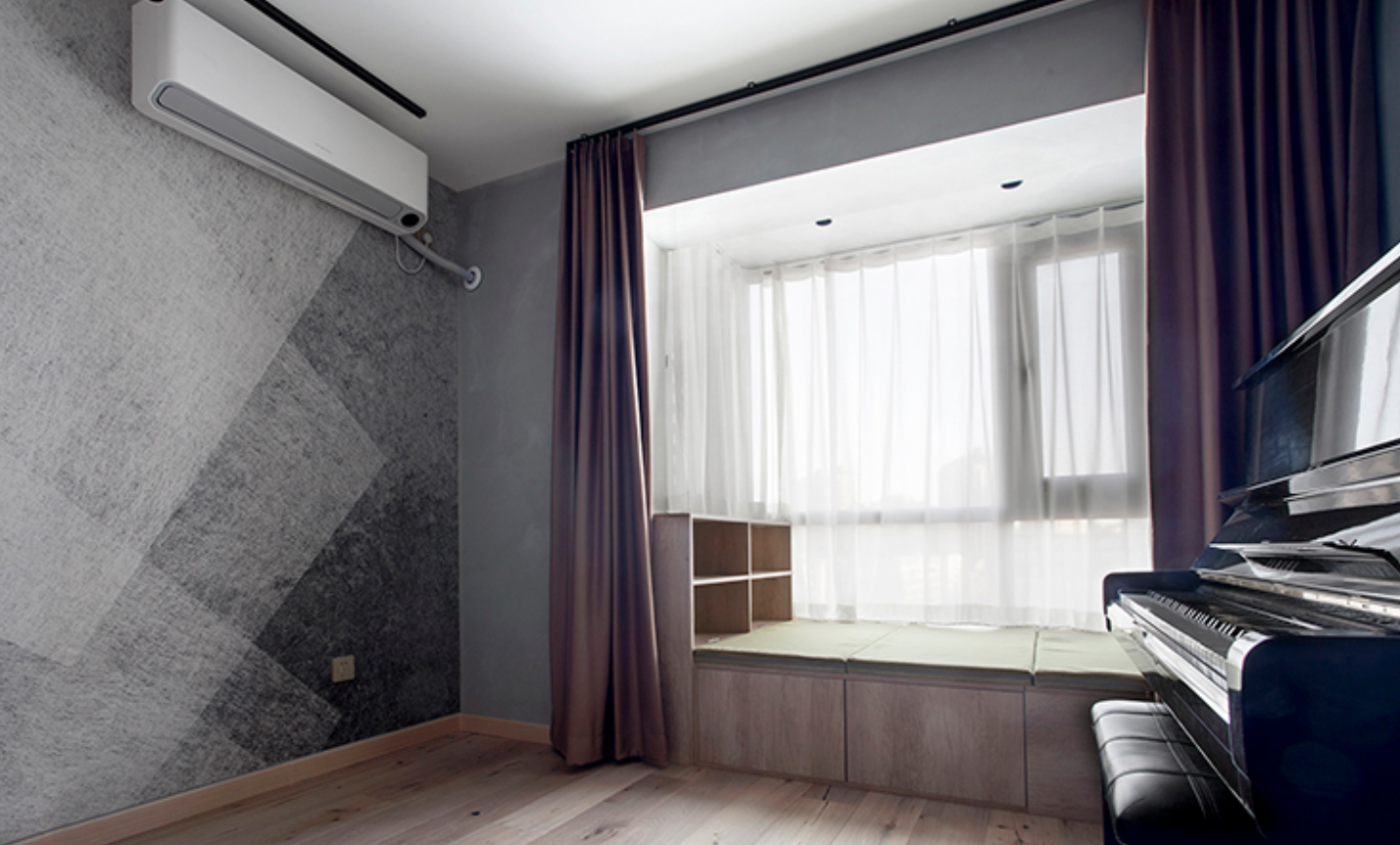 这是我见过最高级的工业风装修，卧室做抬高，既简单又大气