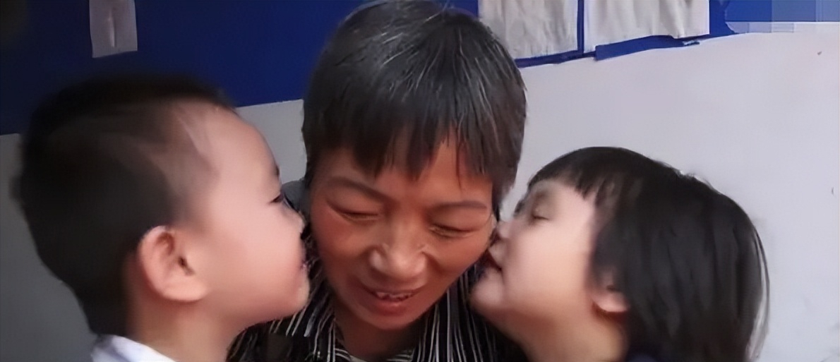 2010年36岁儿子不结婚，56岁母亲为传宗接代，直接自己生下双胞胎