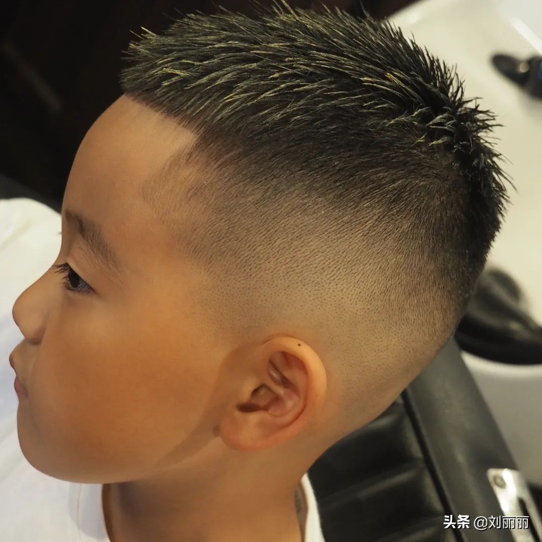 雕刻发型方法图解(别总剪锅盖头了,小男孩发型这样剪,百变时尚帅帅的)