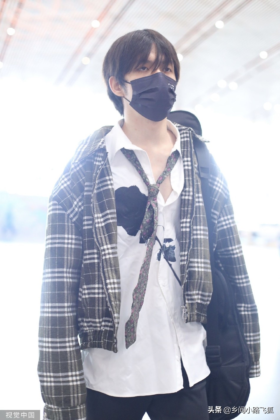 张颜齐休闲穿搭亮相机场 背吉他刘海遮眼慵懒随性