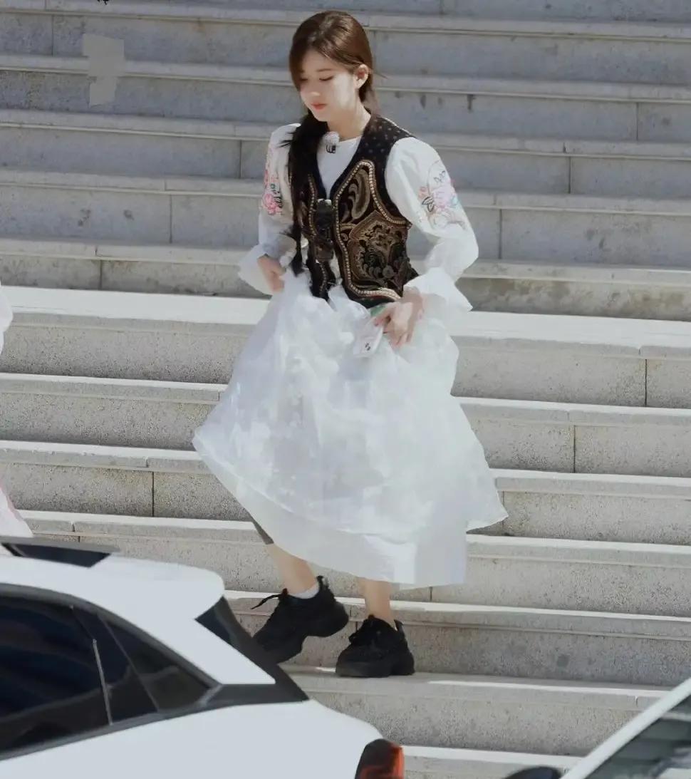 综艺《奔跑吧》直播截图中的赵露思小姐姐以及新疆收官路透哦