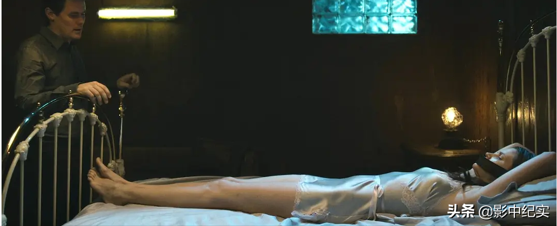 她被下药囚禁到地下室，当众多人性奴，报警后英国警方：你穿多少