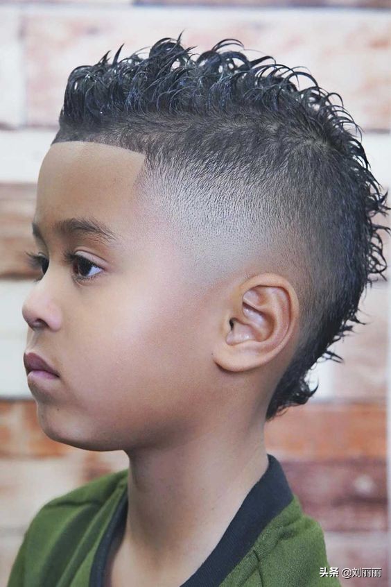 雕刻发型方法图解(别总剪锅盖头了,小男孩发型这样剪,百变时尚帅帅的)