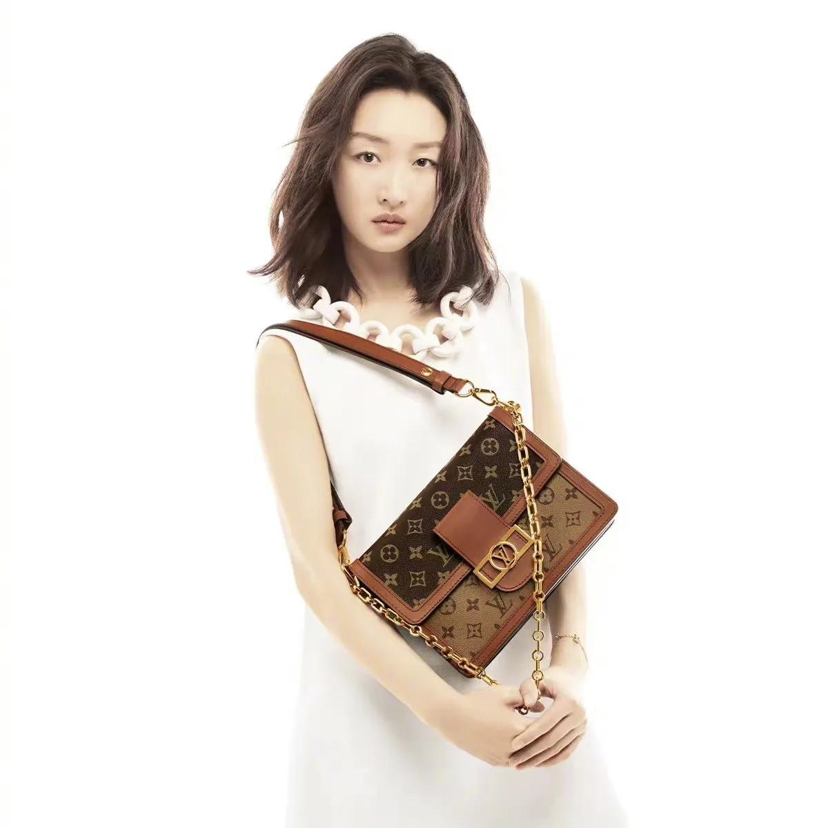 品牌代言人周冬雨 与路易威登 dauphine 手袋共同上演优雅魅力.