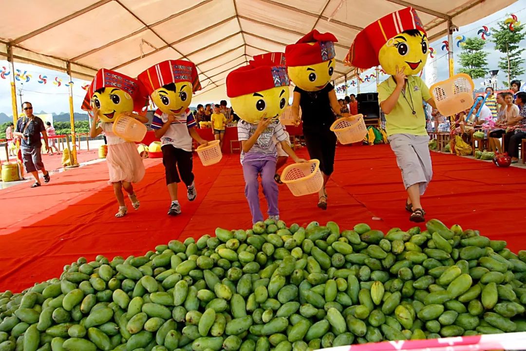 商贾游客聚集在田东,与当地各族群众尽情享受一年一度的芒果文化盛宴