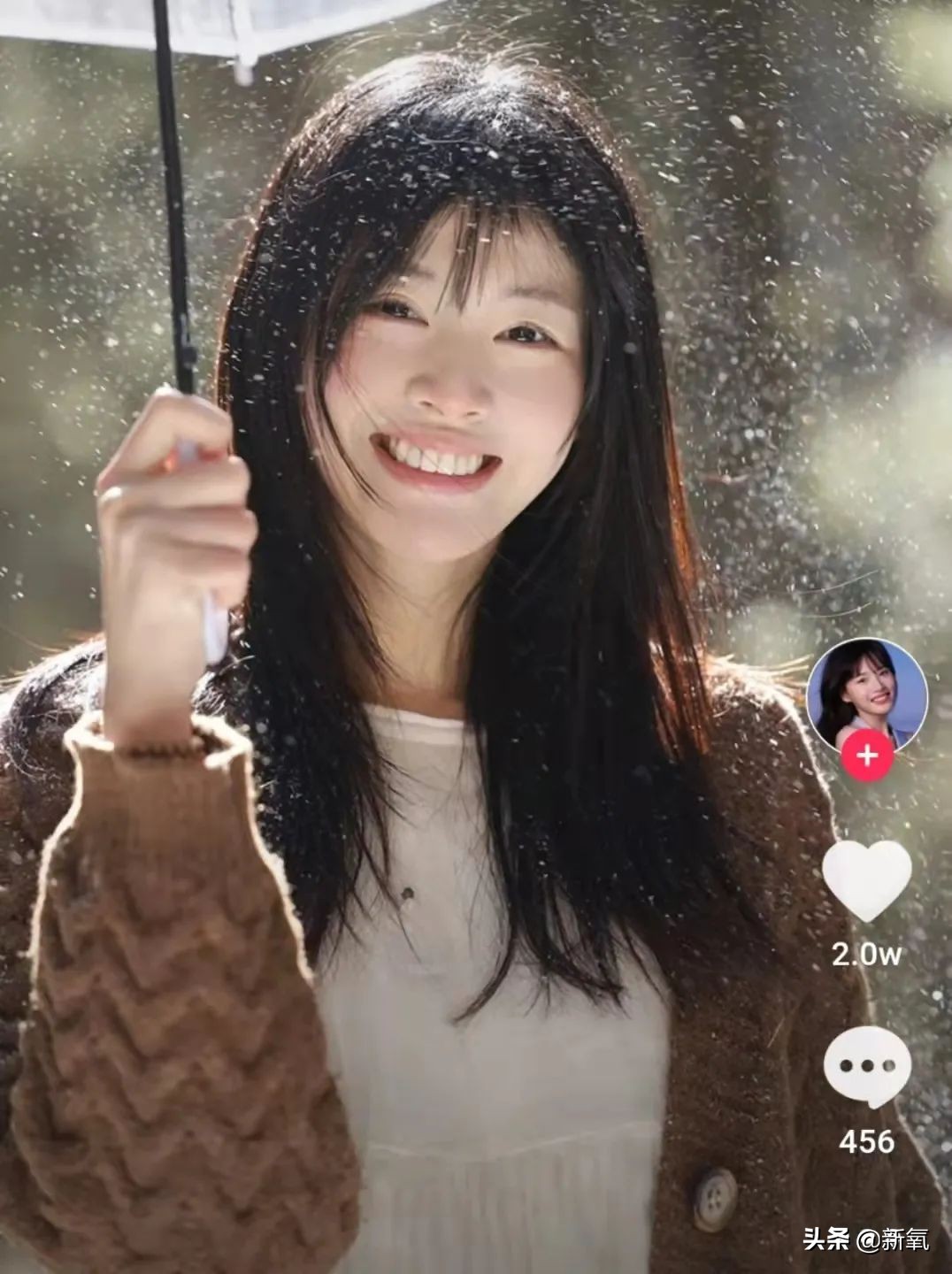 网红圈也出了个淡颜系美女！旧天台随便一拍她就火了？