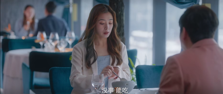 30岁老人狂奔的国产喜剧！满是狗的血，超“大尺度”的夜店群剧