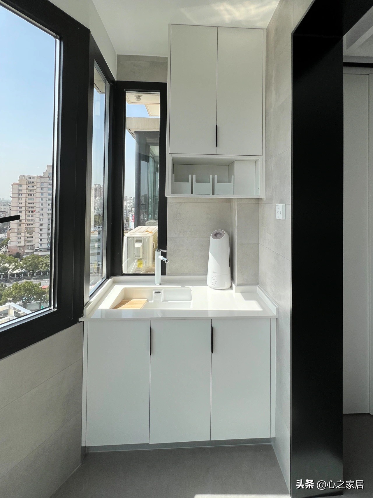 80㎡两室两卫装修的简约别致，空间利用充实，主卧衣帽间独特时尚