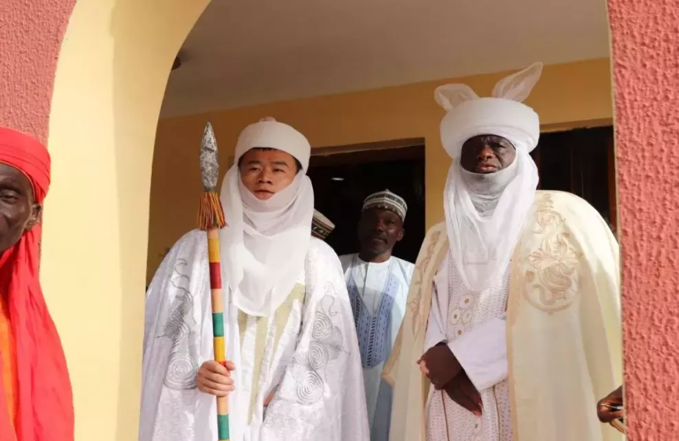 3年前,80后河南小伙在非洲当上酋长土皇亲自册封,允许妻妾成群