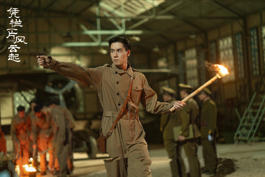 剧中女主孟海棠(章若楠饰)一心想要学考古的女学生,和男主张启(胡一天