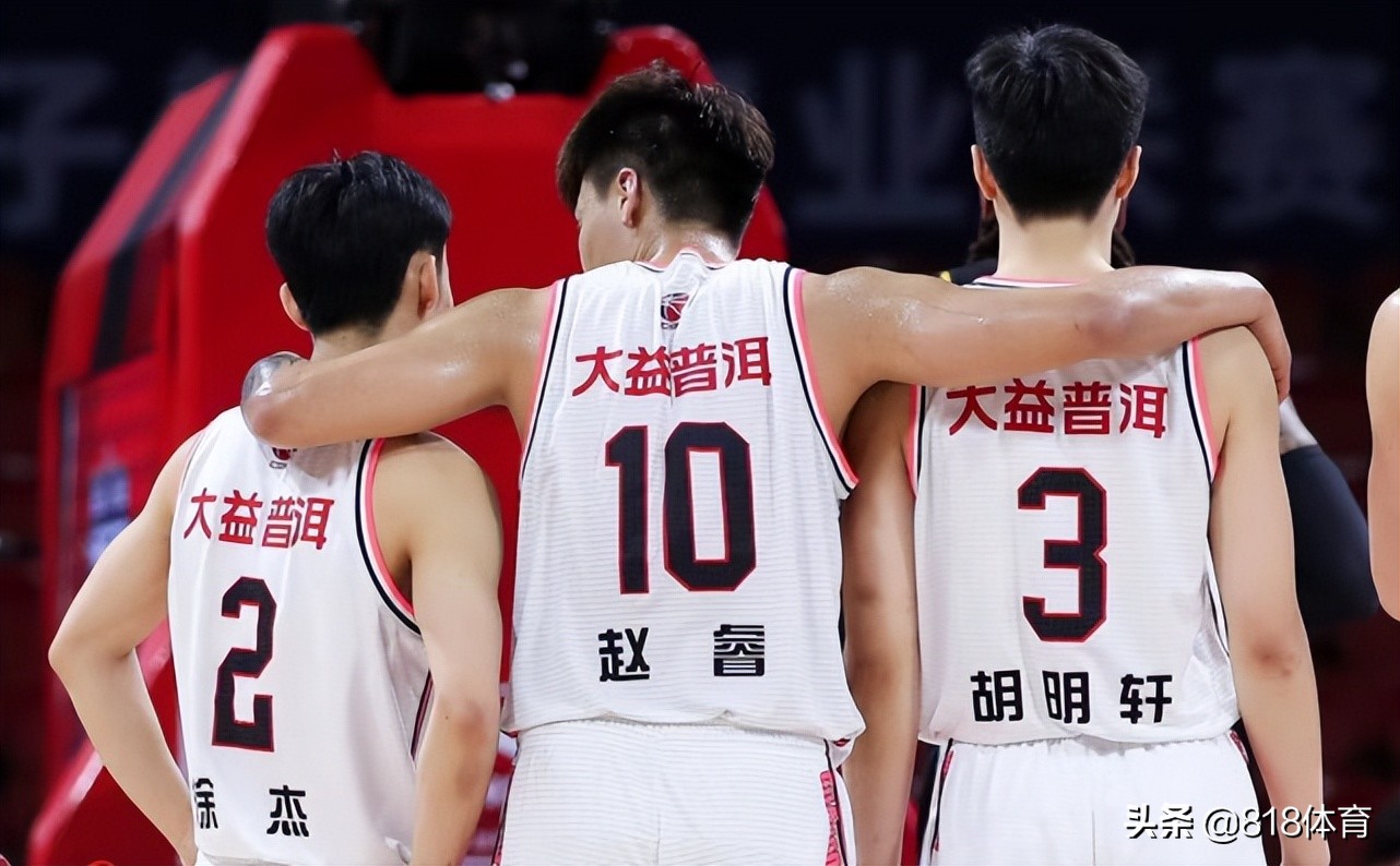 2020CBA广东vs辽宁(破防！广东队被辽宁横扫，万圣伟给广东翻译发微信：我能回去吗？)