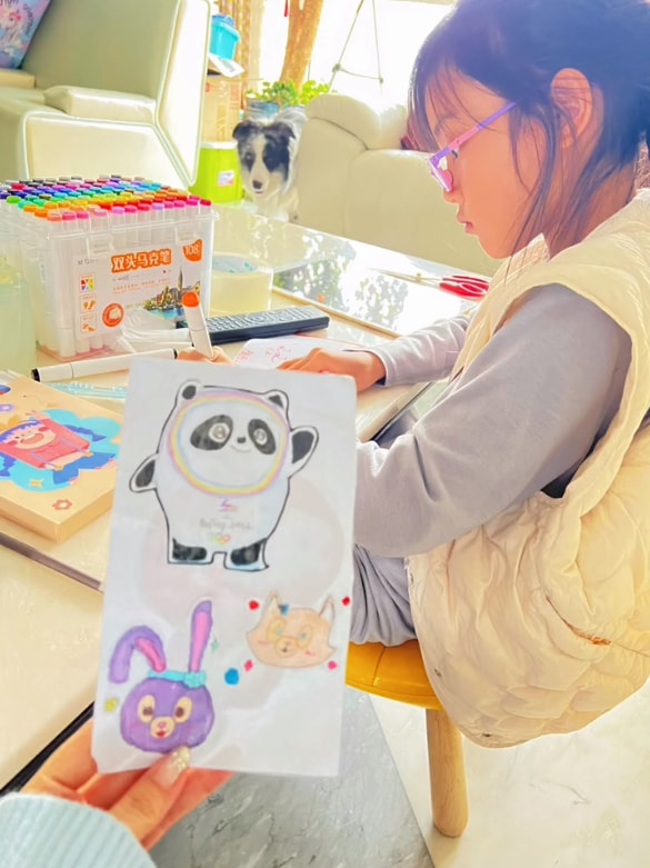 李小璐携女儿助力冬奥会，9岁甜馨手绘冰墩墩雪容融，真心灵手巧