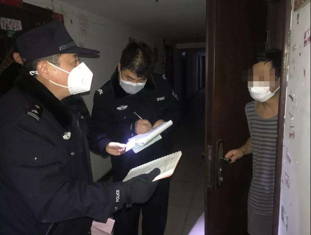 2003年，烟台一夜总会情侣出租屋遇害，警方凭一张快递单查出凶手