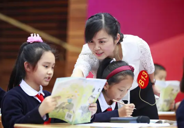 “留下是占用资源”，校长劝55岁高级教师退休，老教师的话惹怒赞