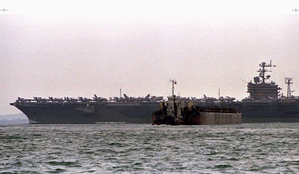 在此部署的"尼米兹"号航母战斗群汇合,并与中国海军舰船形成灾啪置