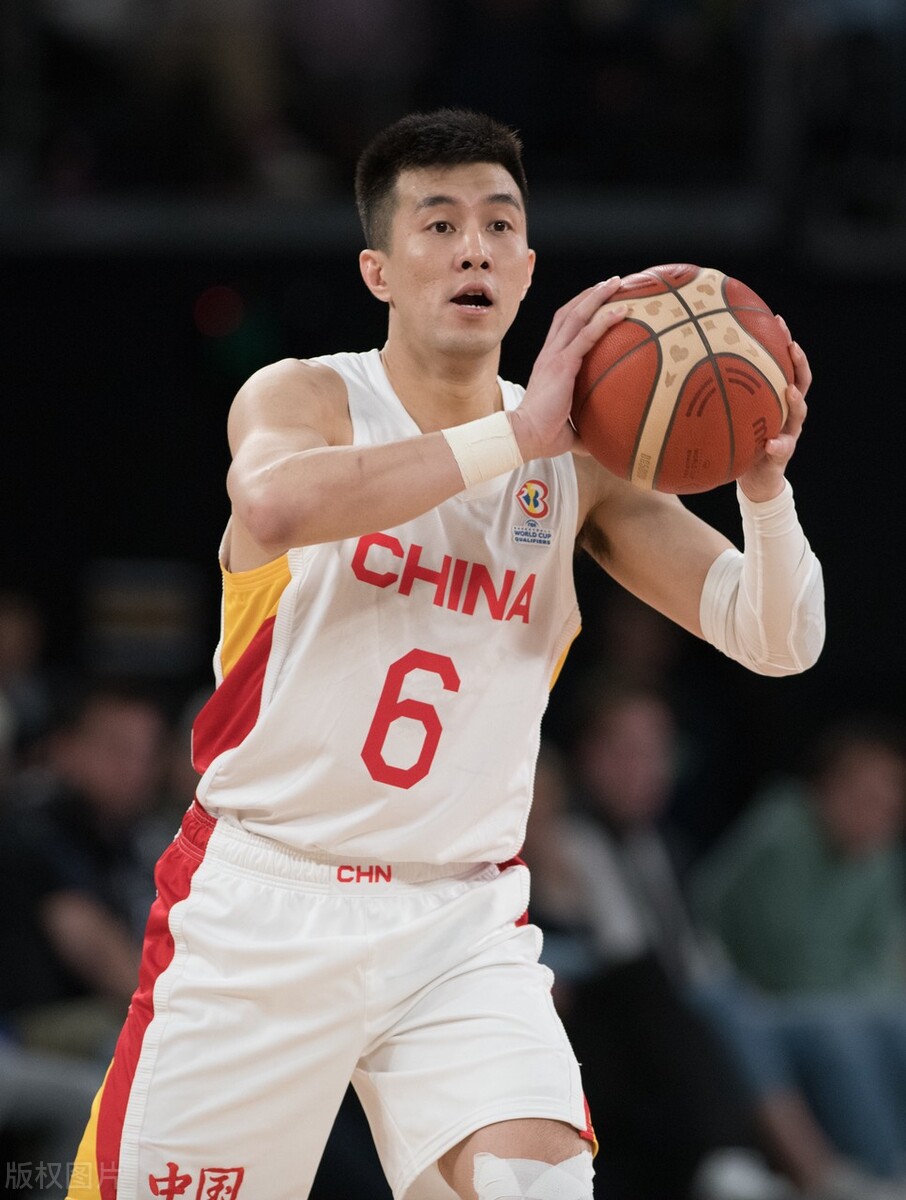 nba投三分为什么往别人靠(郭艾伦怎样分享球才能达杜锋的要求？球迷了解什么是分享球吗？)