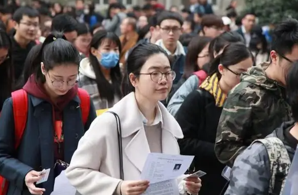吃不到葡萄就嫌酸，女生寝室全员上岸，网友们却开启嘲讽模式